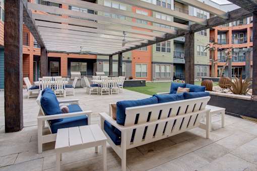 Resident courtyard with grills, putting green and hot tub | Vista at the Heights Apartments in Lansing MI