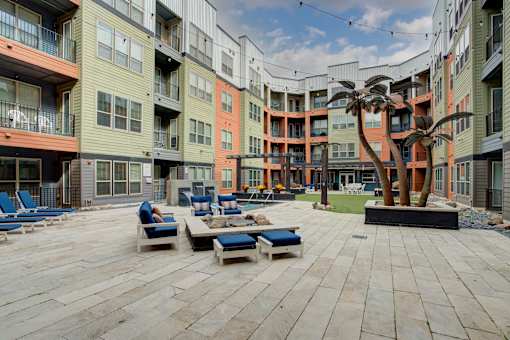 Resident courtyard with grills, putting green and hot tub | Vista at the Heights Apartments in Lansing MI