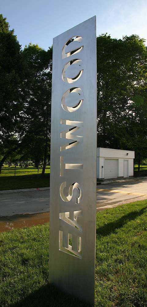A large metal sign with the letters E, S, T, I, M, G, O, N on it.