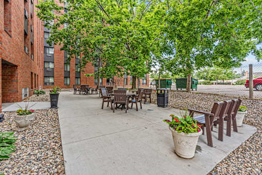 Robbins Landing Apartments in Robbinsdale, MN Building Exterior