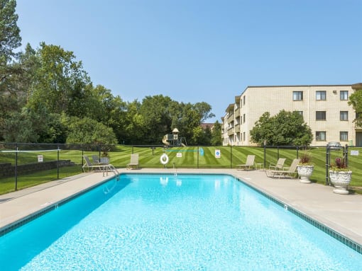 Oakwood Apartments in Plymouth, MN Outdoor Pool