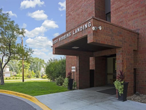 Robbins Landing Apartments in Robbinsdale, MN Building Exterior