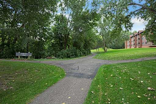 Park Pointe Apartments in St. Louis Park, MN Walking Paths