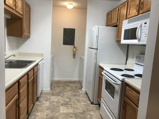 Fully Furnished Kitchen at Shaker Square, Lebanon, IN 46052