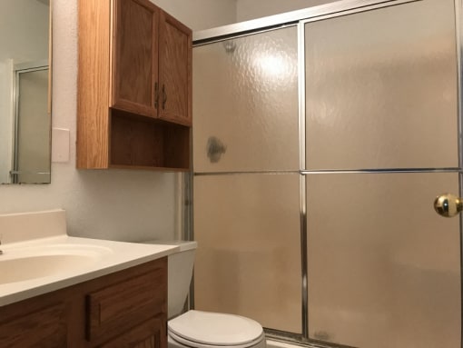Bathroom at Shaker Square in Lebanon, IN 46052