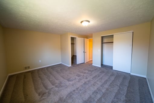 Bedroom With Closet at Willowbrooke Apartments, Brockport, 14420