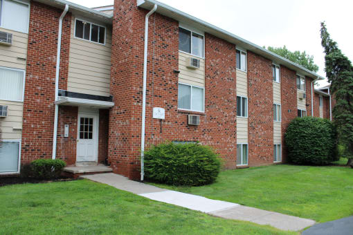 this is a photo of the entrance to the leasing office at harvard square apartments in d