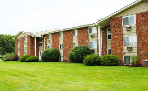 this is a photo of a building exterior at the biltmore apartments in dallas,