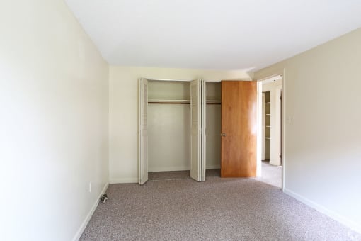 Classic Apartment Home  at Lincoln Square Apartments at 4055 Knoll Drive in Hamburg, NY