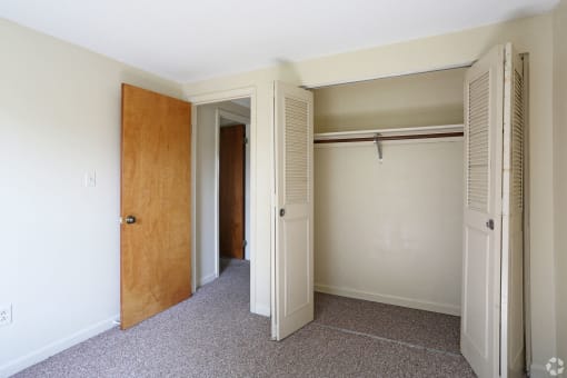 Classic Apartment Home  at Lincoln Square Apartments at 4055 Knoll Drive in Hamburg, NY