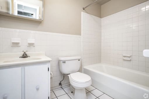 Bathroom With Bathtub at Willowbrooke Apartments, Brockport, 14420