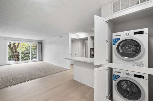 Renovated Unit in-unit washer/dryer