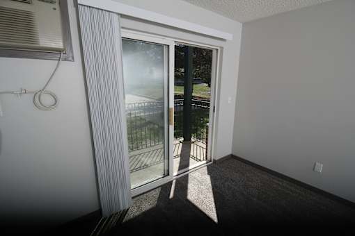 room for rent in a 2 bedroom apartment in clichy