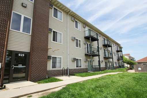 Apartment building with balconies and doors numbered 925.