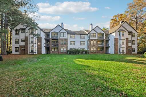 Lush green lawn at Radbourne Lake Apartments, Charlotte