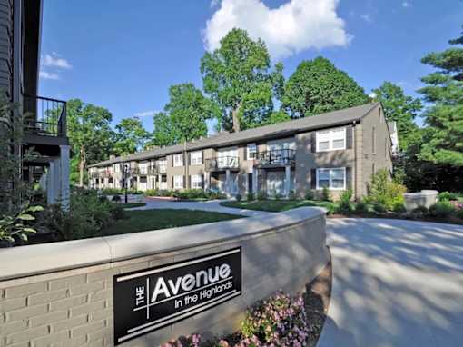 The Avenue in the Highlands apartment complex front sign