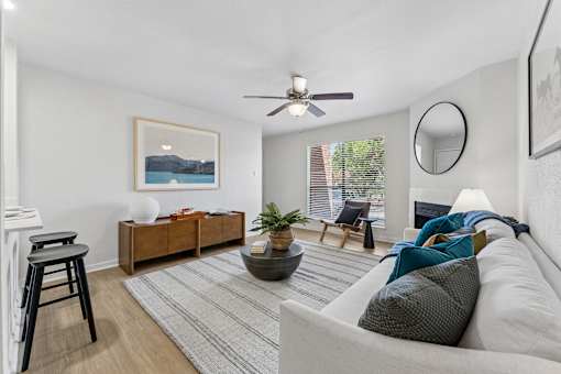 Living room with modern furniture and ceiling fan at Knoll Crest Apartments, San Antonio, 78240