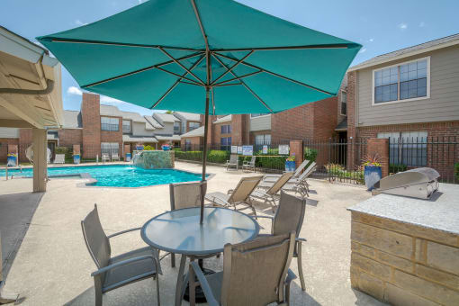BBQ and seating area at Amberly Village Townhomes, Garland