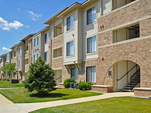 Walking Paths to Apartments at Prairie Lakes Apartments, Peoria, IL, 61615