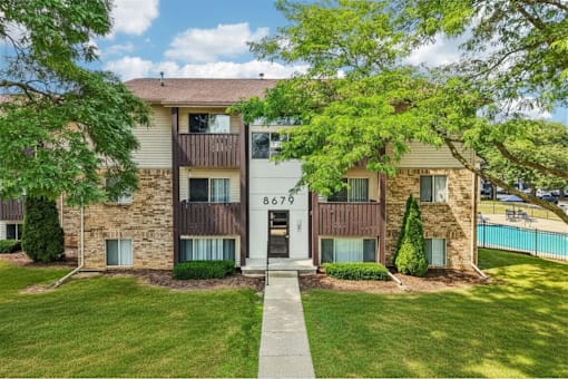 A building with the number 867 on it.