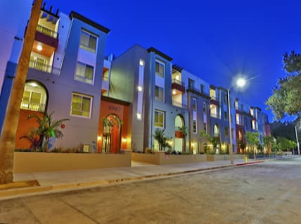 Building Exterior View at Oasis at Lake Encino Apartments, Encino, CA