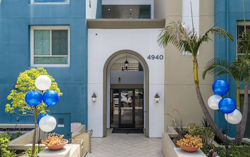 A blue and white building with a number 4940 on it.