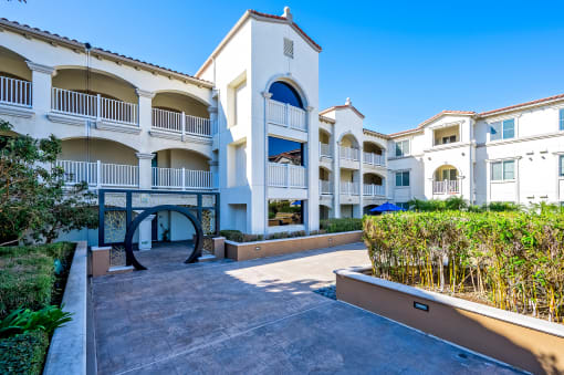 a view of the courtyard at the enclave at woodbridge apartments in sugar land, tx