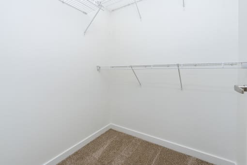 walk in closet with shelve.