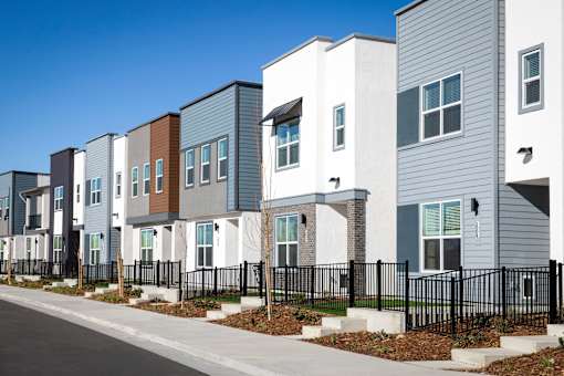 a row of town houses in front of a street