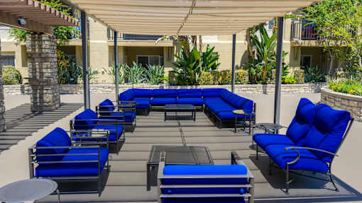 Courtyard seating at FountainGlen Pasadena