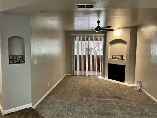Livingroom with fireplace and ceilin fan