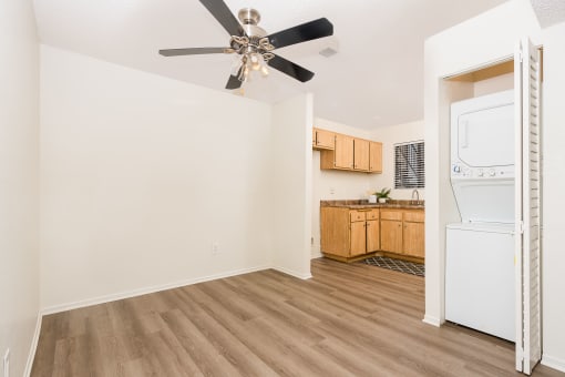 Dining area with ceiling fan and in unit washer and dryer at Woodbend, California