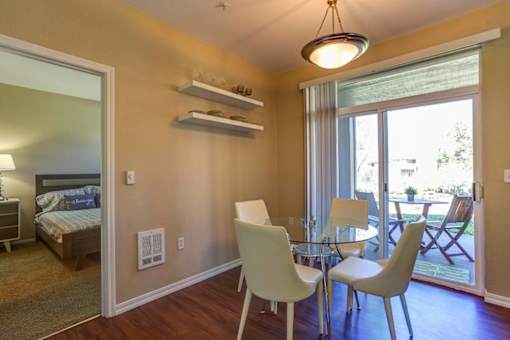Dining Area at Commons at Verandas in Tanasbourne Apartments, Hillsboro, Oregon