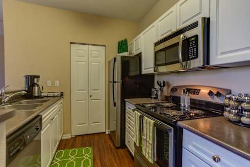 Fully Equipped Kitchen at Commons at Verandas in Tanasbourne Apartments, Hillsboro