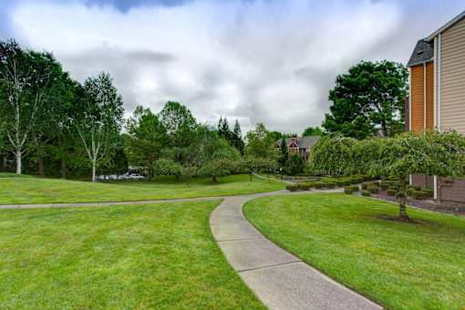 Green Space Walking Trail at Commons at Verandas in Tanasbourne Apartments, Oregon