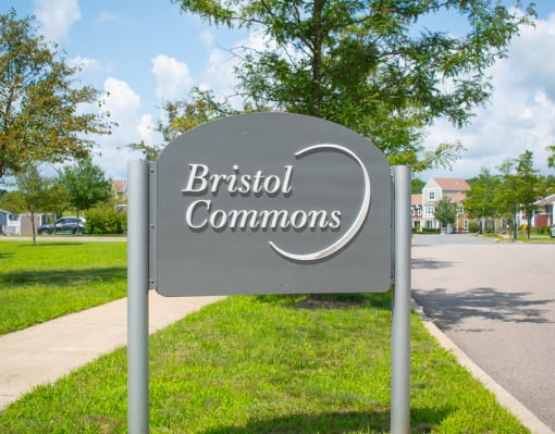 a sign that reads bristol commons