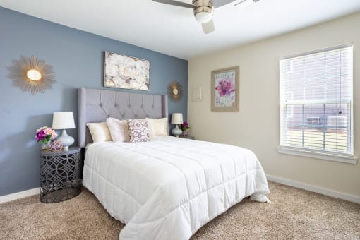 Bedroom with bed and wall art  at Bennett Ridge Apartments, Oklahoma City, OK, 73132