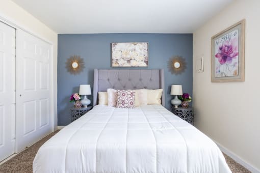 Bed set with wall art at Bennett Ridge Apartments, Oklahoma, 73132