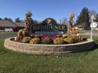 a sign for the residence is in the middle of a yard