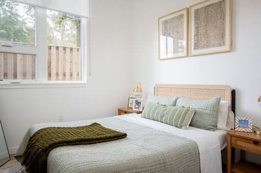 The Wes Gresham Oregon Apartments bedroom with a bed and window
