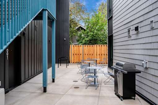 The Wes Gresham Oregon Apartments outdoor patio area with seating and bbq