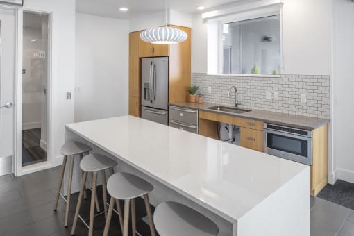 ArcCentral_Beaverton_OR_Amenity_CommunityRoomKitchen