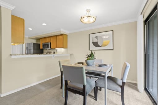 Yarrowood Highlands dining room with kitchen bar