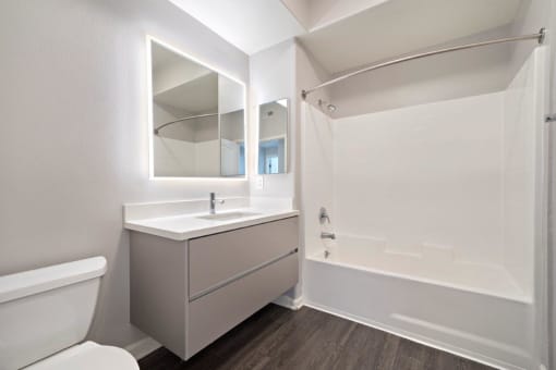 Boulevard on Wilshire Bathroom with Bathtub