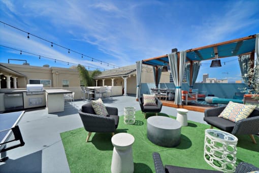 Boulevard on Wilshire Rooftop Lounge with Community BBQ and Covered Seating
