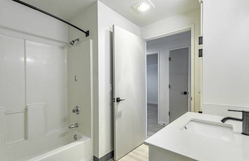 Oasis at 2600 Bathroom with tub/shower and sink