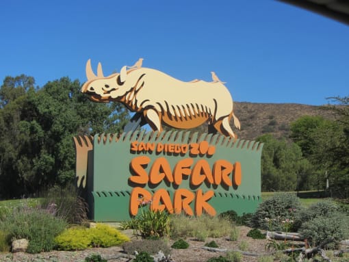 the sign for the san diego zoo safari park