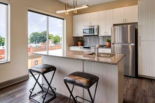 Spacious island at 985 High Apartments, Ohio, 43201