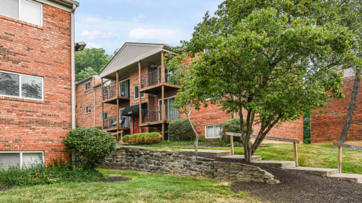Lush green exteriors at Heritage Hill Estates Apartments, Cincinnati, Ohio 45227