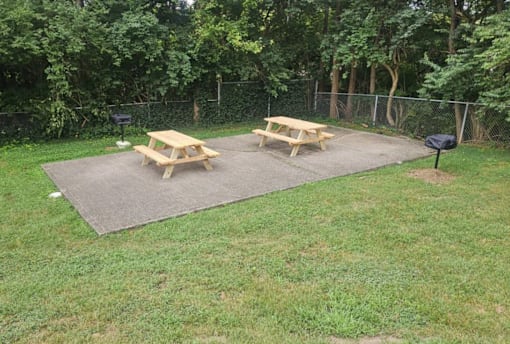 Picnic Area at Heritage Hill Estates Apartments, Cincinnati, Ohio